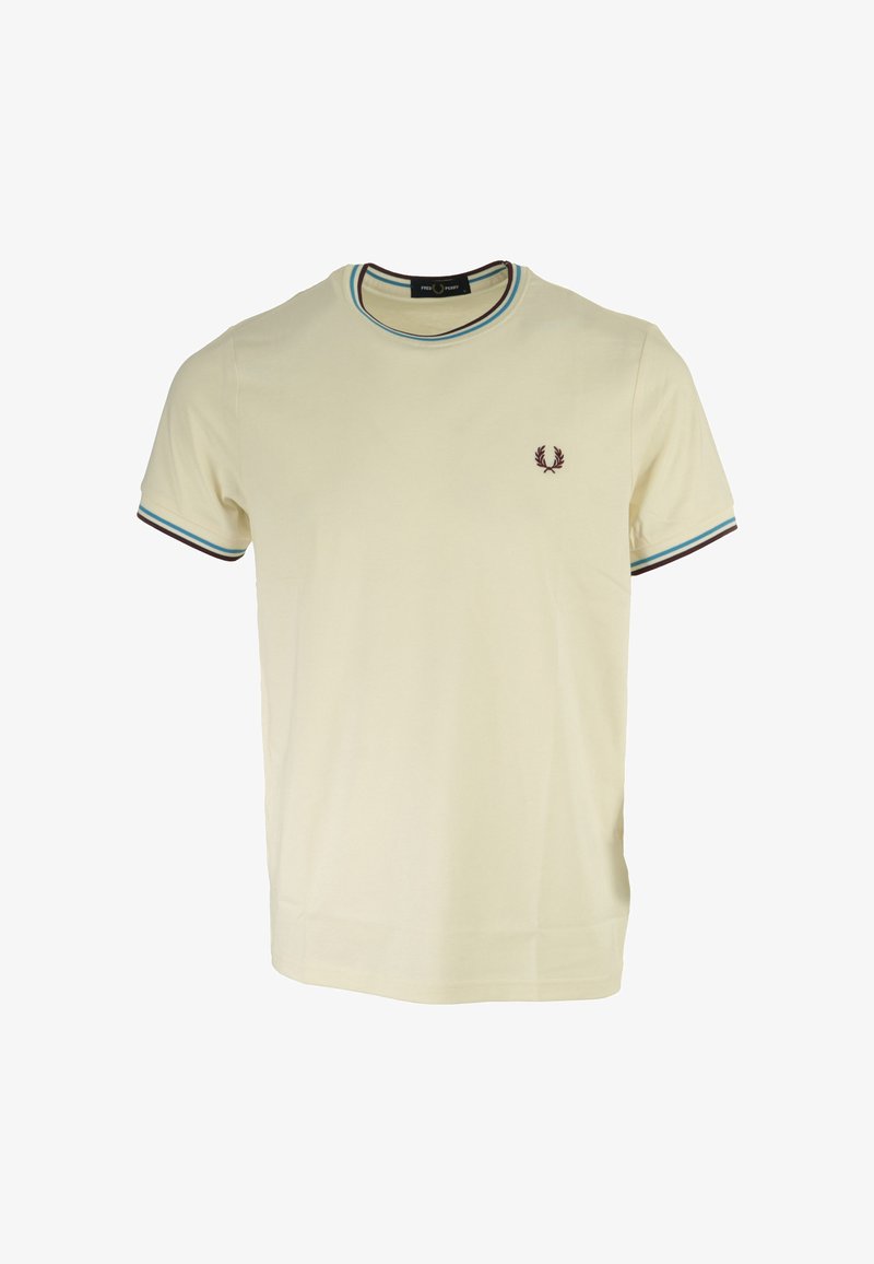 Crèmekleurig t-shirt met korte mouwen, voorzien van een contrasterende ribbelkraag en mouwomslagen, met een klein donker logo op de borst. Soepele katoentextuur.