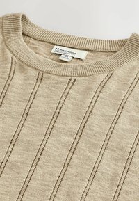 Maglione beige lavorato a maglia con righe verticali a occhielli e scollo girocollo a coste dalla collezione N.Premium, taglia media.