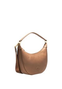 Bruine leren schoudertas met een gebogen ontwerp, gouden hardware en een geperst logo. Getextureerd oppervlak en verstelbare riem voor gemak.