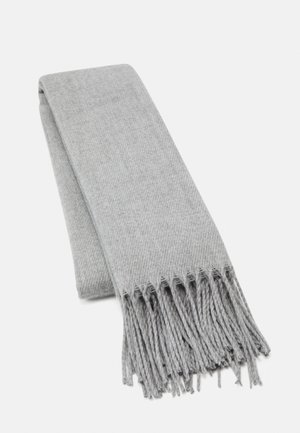 Écharpe en laine gris clair pliée, avec une texture douce et des franges à une extrémité, présentée sur un fond blanc.