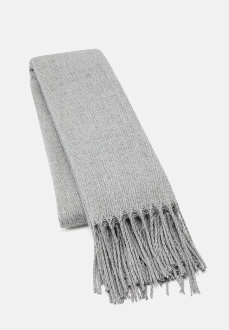 Écharpe en laine gris clair pliée, avec une texture douce et des franges à une extrémité, présentée sur un fond blanc.