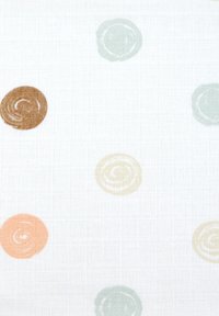 Textiel met een witte achtergrond en cirkelpatronen in beige, lichtgroen, bruin en perzikkleuren, met een geweven textuur.