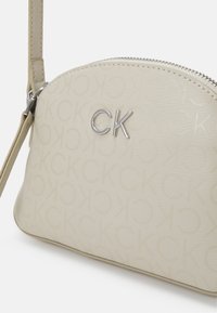 Calvin Klein DAILY SMALL DOME - Borsa a tracolla - stoney beige