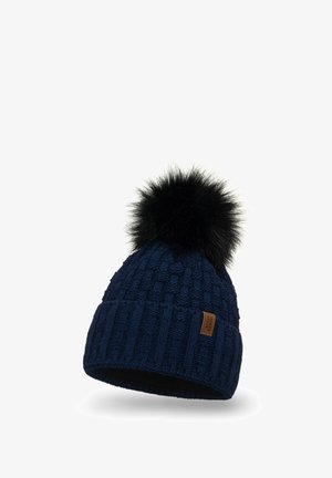 Bonnet tricoté bleu marine avec un motif texturé, ornée d'un pompon en fausse fourrure noire sur le dessus et d'un accent en cuir beige sur le côté.