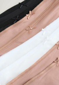 Négy részből álló fehérnemű szett fekete, bézs és fehér színben. Mindegyik darabot díszes csipke szegély és egy kis selyemmasni díszít a derékpánton.