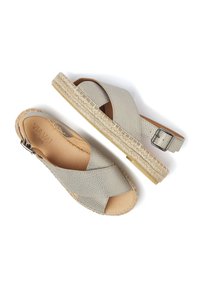 Lichtgrijze leren sandalen met een open teen, kruisbandontwerp en enkelgesp. Jute-wikkelzool met een textuurafwerking.