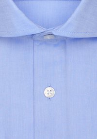 Lichtblauw stoffen shirt met een puntkraag, verticale textuur en een enkele witte knop bij de hals. Eenvoudig ontwerp met nette stiksels.