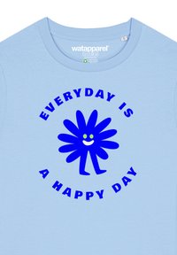 Hellblaues Baumwoll-T-Shirt mit einem blauen Cartoon-Blumenmotiv, das ein lächelndes Gesicht zeigt, und dem Text "JEDER TAG IST EIN GLÜCKLICHER TAG."
