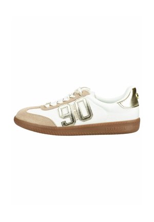 Sneaker bianca con dettagli in camoscio beige, numero "90" metallizzato dorato sul lato, tallone dorato, suola marrone e marchio "Steve Madden" sul bordo della suola.