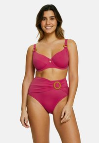 Ensemble de bikini fuchsia comprenant un soutien-gorge rembourré avec des accents dorés et un bas taille haute avec un design torsadé et un détail circulaire.