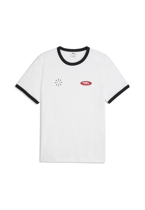 Biały t-shirt z krótkim rękawem, czarnym kołnierzem i krawędziami rękawów, z małym czerwonym owalnym logo i czarnym wzorem rozbłysku gwiazdy na piersi.