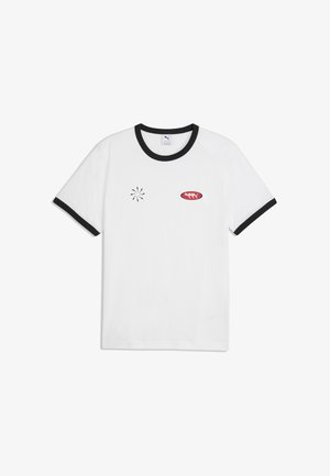 Biały t-shirt z krótkim rękawem, czarnym kołnierzem i krawędziami rękawów, z małym czerwonym owalnym logo i czarnym wzorem rozbłysku gwiazdy na piersi.