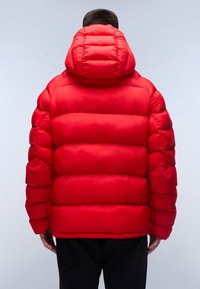 Chaqueta acolchada roja con capucha alta, que presenta secciones acolchadas, una textura suave y puños elásticos, vista desde la parte posterior.
