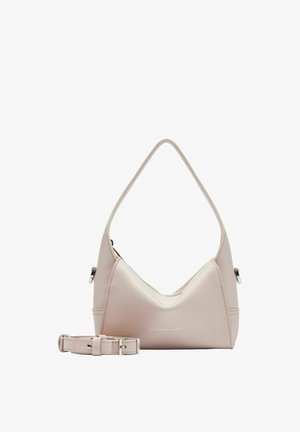 Torebka hobo w miękkiej różowej skórze o luźnym kształcie, z zakrzywionym uchwytem i srebrnymi detalami. Zawiera regulowany pasek.