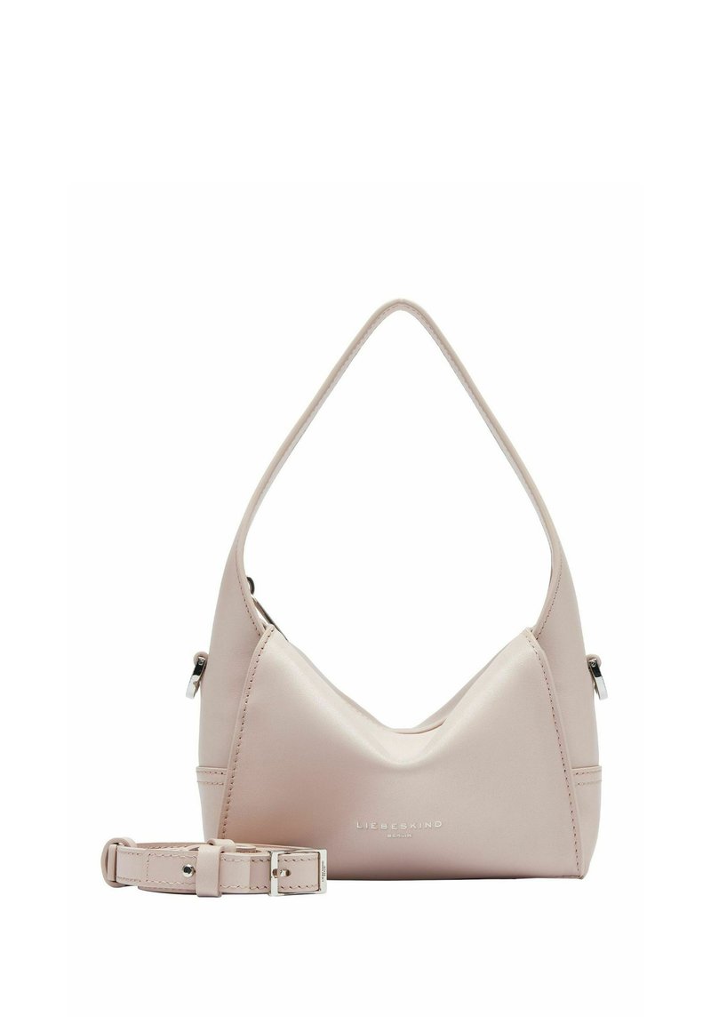 Torebka hobo w miękkiej różowej skórze o luźnym kształcie, z zakrzywionym uchwytem i srebrnymi detalami. Zawiera regulowany pasek.