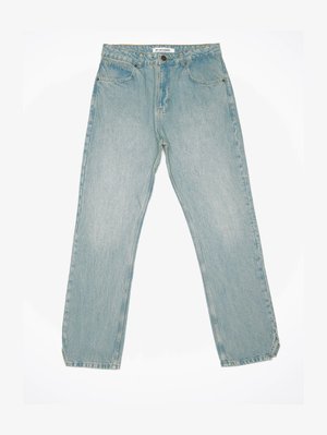 Gai zila džinsu bikses ar augstu jostasvietu, taisnu kāju dizainu, piecām kabatām un vieglu izbalēšanu audumā. Pogas aizdare priekšā.