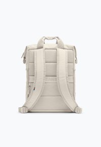 Beige Rucksack mit gepolsterten Trägern, strukturiertem Körper und Logodetail. Verfügt über einen oberen Tragegriff und Reißverschlüsse an jeder Seite für besseren Zugang.