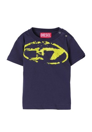 Maglietta per bambino piccolo blu navy con design astratto giallo, maniche corte, bottoni a pressione sulla spalla e etichetta rossa del marchio Diesel all'interno del colletto.