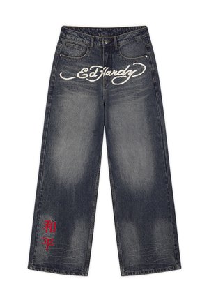 Riflové kalhoty s širokými nohavicemi v tmavém praženém odstínu, s bílým nápisem „Ed Hardy“ přes přední část a červenými asijskými znaky u levého lemu.