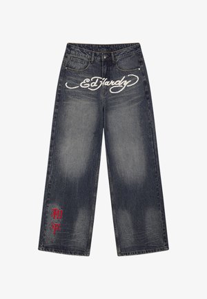 Riflové kalhoty s širokými nohavicemi v tmavém praženém odstínu, s bílým nápisem „Ed Hardy“ přes přední část a červenými asijskými znaky u levého lemu.