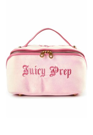 Bolsa de cosméticos rectangular de color rosa suave con asa, cremallera dorada y "Juicy Prep" bordado en rosa más oscuro en el frente.