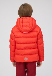 Rode gewatteerde jas met een capuchon, geborduurd ontwerp en grijze logo-detail aan de zoom. Glad textuur en aansluitende silhouet.