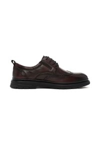 Zapatos de vestir de cuero marrón con un diseño brogue, que cuentan con un cierre con cordones y una suela de goma negra para tracción y durabilidad.