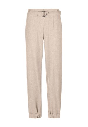 Beige op maat gemaakte broek met een riem met een ronde metalen gesp, taps toelopende benen en elastische boorden. Gladde textuur en subtiel patroon.