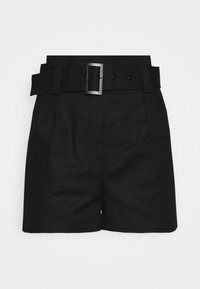 Pantaloni shorts neri a vita alta realizzati in un tessuto liscio, con una cintura larga dotata di una fibbia rettangolare e pinces frontali per un tocco di dettaglio.
