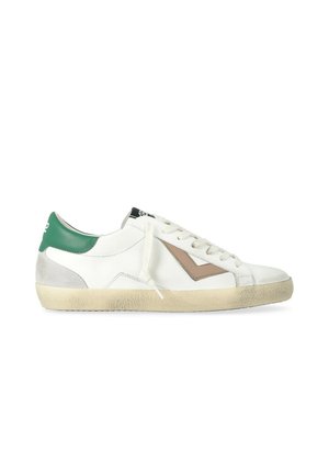 Sneaker bianca bassa con suola beige, inserto verde sul tallone, dettaglio a chevron marrone e lacci bianchi, mostrata di profilo laterale.