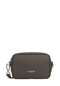 Borsa a tracolla rettangolare grigio scuro realizzata in materiale sintetico liscio, con un logo in argento, una tracolla distaccabile e linee di design pulite.