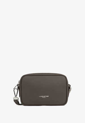 Rechteckige, dunkelgraue Umhängetasche aus glattem synthetischem Material, mit einem silbernen Logo, einem abnehmbaren Gurt und klaren Designlinien.