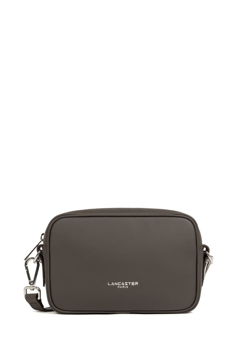 Borsa a tracolla rettangolare grigio scuro realizzata in materiale sintetico liscio, con un logo in argento, una tracolla distaccabile e linee di design pulite.