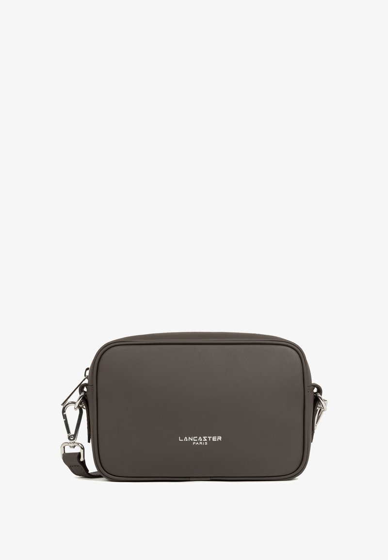 Borsa a tracolla rettangolare grigio scuro realizzata in materiale sintetico liscio, con un logo in argento, una tracolla distaccabile e linee di design pulite.