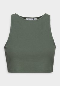 Zelený pruhovaný crop top s okrúhlym výstrihom. Navrhnutý s priliehavým strihom a textúrovanou látkou, bez viditeľného kovania alebo akcentov.