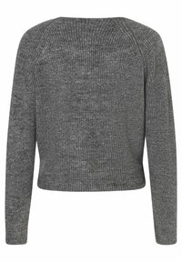 Pull gris à manches longues en maille, vu de dos, avec une texture côtelée et un ourlet légèrement raccourci.