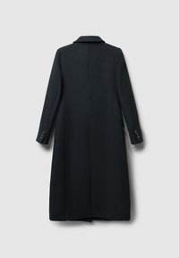 Cappotto lungo nero in lana con colletto a scollatura, maniche aderenti e dettagli con bottoni ai polsini. Caratterizzato da un silhouette dritta e tasche laterali.