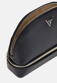 Guess IN SAFFIAN-OPTIK MIT LOGO - Toaletna torbica - schwarz