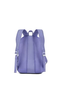 Un sac à dos violet clair avec un panneau arrière en maille et des bretelles rembourrées. Il dispose de bretelles réglables et d'une forme épurée et arrondie. Design simple.