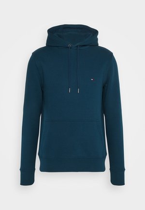 Marineblauwe pullover hoodie met voorzak, trekkoord in de capuchon, geribbelde manchetten en een klein rood-wit-blauw logo op de borst.