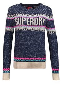 Marineblauer Strickpullover mit geometrischen Mustern in Rosa, Cremetiteln und Türkis, gerippten Bündchen und Saum sowie dem Schriftzug "SUPERDRY" auf der Brust.