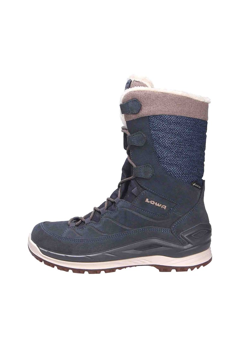 Donkerblauwe winterboot met een gestructureerde bovenkant, bruine accenten en vetersluiting. Geïsoleerde kraag met zachte voering en rubberen zool.