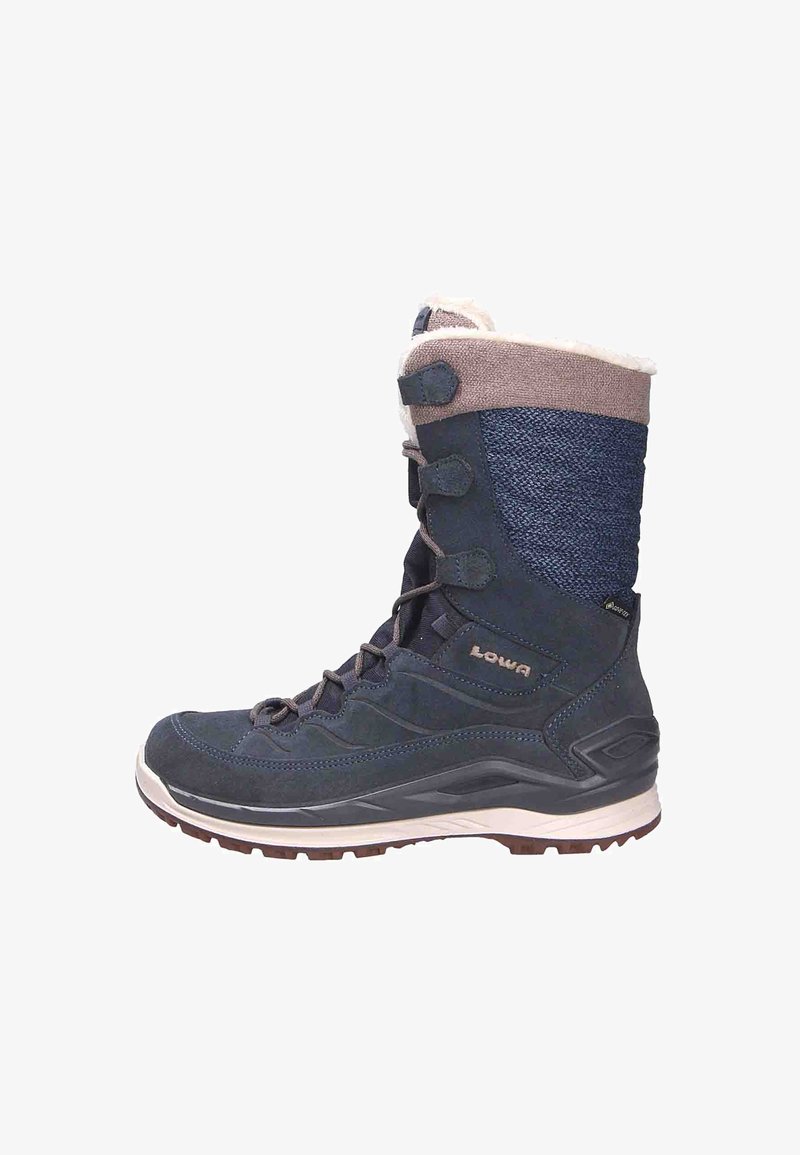 Donkerblauwe winterboot met een gestructureerde bovenkant, bruine accenten en vetersluiting. Geïsoleerde kraag met zachte voering en rubberen zool.