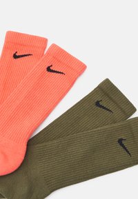 Nike Performance EVERYDAY PLUS CUSH CREW UNISEX 3 PACK - Meias desportivas - doll/rough green/magic ember