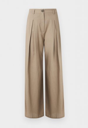 Pantalon beige à jambes larges avec plis sur le devant, fermeture par boutons, passants pour ceinture et finition lisse du tissu, présenté sur fond blanc.