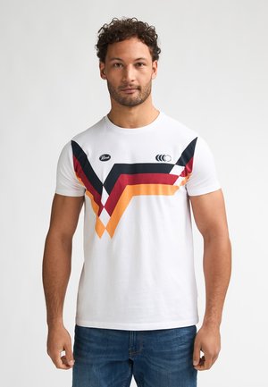Witte katoenen t-shirt met een levendig geometrisch patroon in zwart, rood en oranje. Ronde halslijn en korte mouwen. Casual pasvorm.