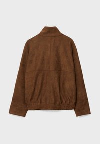 Veste en daim marron avec un col haut et une taille élastique. Caractérisée par une texture lisse et un design minimaliste, avec un dos sans embellissement.