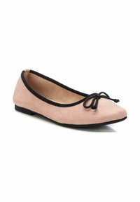 Bailarinas de ante rosa con ribete negro y un lazo en la puntera. Suela plana con diseño de punta redondeada. Textura suave.
