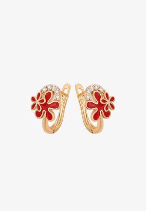 Des boucles d'oreilles en ton or présentent deux motifs floraux rouges rehaussés de cristaux transparents. Les éléments floraux sont tridimensionnels avec une finition brillante.