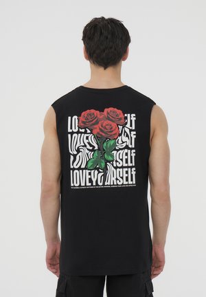 Maglietta nera senza maniche con una grafica di tre rose rosse e il testo "AMA TE STESSO" in bianco, con dettagli verdi sugli steli.
